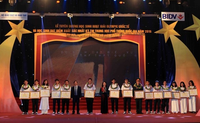 Thủ tướng: Không có phần thưởng nào lớn hơn niềm tin son sắt vào tương lai - 4
Tại buổi lễ, 40 học sinh đoạt giải Olympic quốc tế và học sinh xuất sắc kỳ thi THPTQG được tuyên dương.