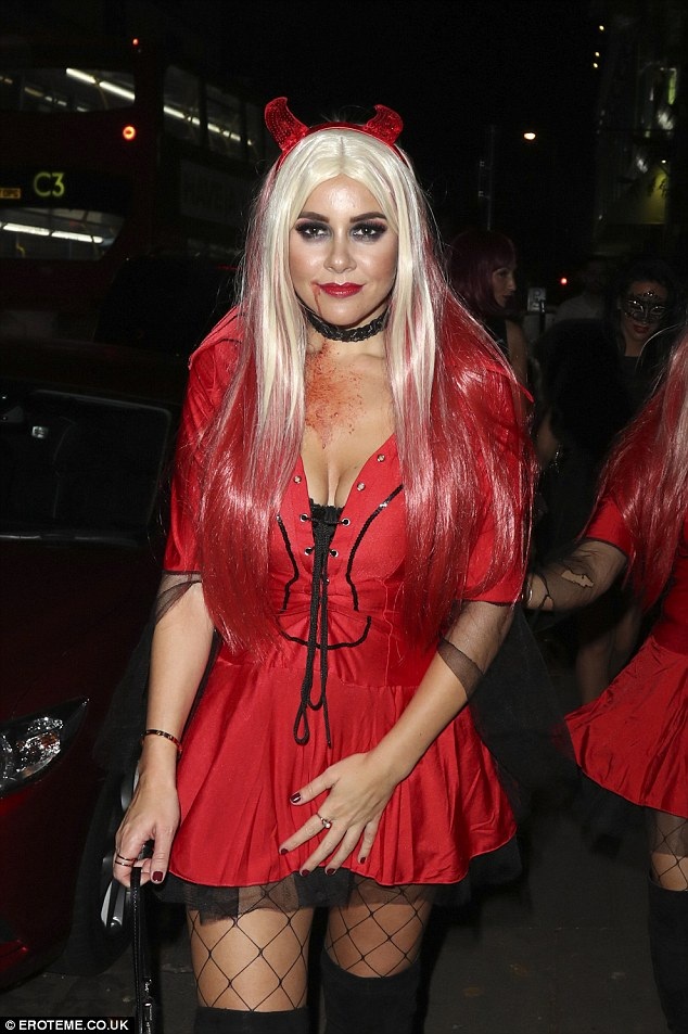 Người đẹp tưng bừng chơi Halloween - 8
Imogen Thomas diện trang phục đỏ rực