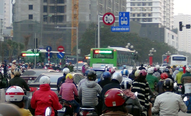 Ô tô, xe máy vô tư "nhảy" sang làn đường của xe buýt nhanh - 7 Để phát huy tối đa hiệu quả của BRT, trong buổi kiểm tra sáng nay, Phó Chủ tịch UBND thành phố Hà Nội Nguyễn Quốc Hùng yêu cầu các đơn vị chức năng cần khắc phục một số bất cập trong việc tổ chức giao thông, điều chỉnh lại chu kỳ đèn tín hiệu giao thông trên tuyến và đặc biệt, vấn đề vệ sinh các nhà chờ.