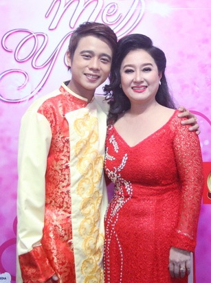 NSND Hồng Vân, NSƯT Kim Xuân, ca sỹ Siu Black... lần đầu tiên hát cùng con trai - 6 NSND Hồng Vân, NSƯT Kim Xuân, ca sỹ Siu Black... lần đầu tiên hát cùng con trai - 6