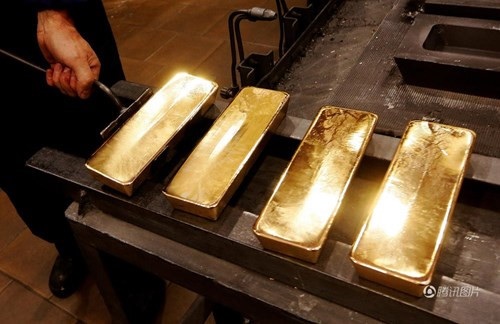 Cận cảnh quá trình sản xuất những thỏi vàng 24K - 6
Những thỏi vàng này được làm mát bằng nước.