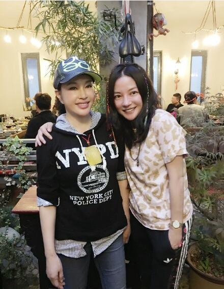 "Võ Tắc Thiên" Lưu Hiểu Khánh trẻ đẹp trong tiệc sinh nhật lần thứ 61 - 9
Lưu Hiểu Khánh và đàn em Triệu Vy