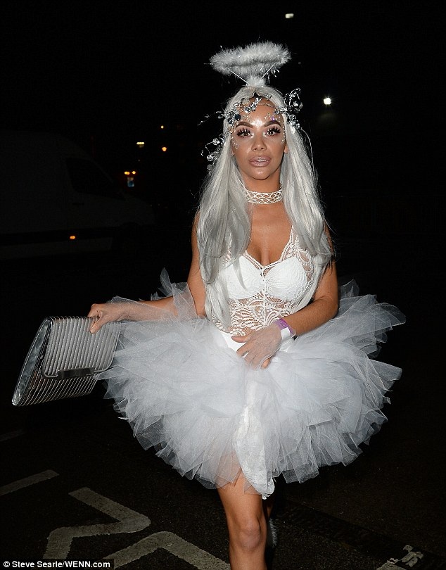 Người đẹp tưng bừng chơi Halloween - 1
Chelsee Healey làm thiên thần xinh đẹp