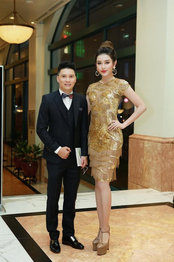 “Gái một con” Tâm Tít khoe sắc bên á hậu Huyền My - 5
Á hậu Huyền My chụp hình chung với ông chủ của nhãn hiệu thời trang nam, chủ nhân bữa tiệc ngày 29/10.