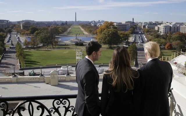 Vợ chồng Tổng thống đắc cử Donald Trump thăm điện Capitol - 8
Ông Ryan đã dẫn vợ chồng ông Trump ra ban công để ngắm nhìn khu vực bên ngoài Điện Capitol, phía xa là Đài tưởng niệm Washington. Lễ nhậm chức của ông Trump sẽ diễn ra tại mặt trước phía tây của Điện Capitol và dự kiến hàng triệu người sẽ theo dõi trực tiếp sự kiện này.