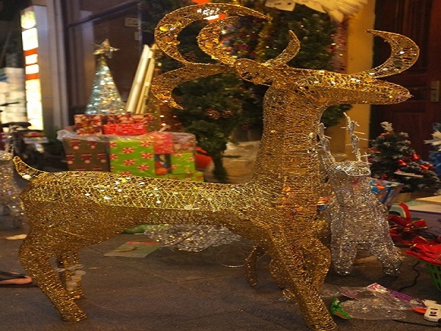 Những món đồ trang trí bạc triệu dịp Noel - 5
Mỗi cỗ xe tuần lộc được trang trí, chuẩn bị công phu thường có giá vài triệu đồng