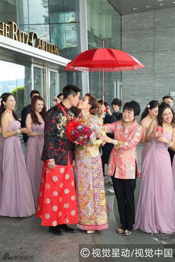 “Ảnh hậu TVB” Dương Di nức nở trong đám cưới với chồng trẻ - 30
Cô dâu và chú rể khóa môi hạnh phúc.