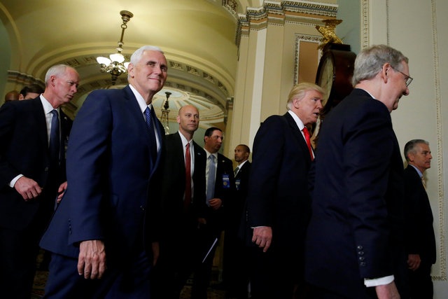 Vợ chồng Tổng thống đắc cử Donald Trump thăm điện Capitol - 2
Phó tổng thống đắc cử Mike Pence (thứ hai từ trái sang) cũng đi cùng ông Trump trong chuyến thăm này.