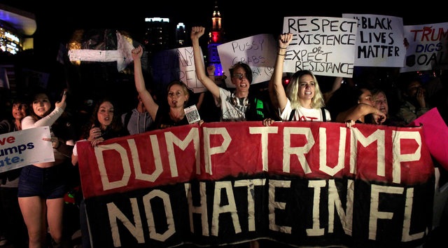Biểu tình phản đối ông Trump đắc cử tiếp diễn đêm thứ 3 - 3
Người biểu tình tuần hành trong đêm phản đối tỷ phú Trump đắc cử tổng thống tại Miami, bang Florida. (Ảnh: Reuters)