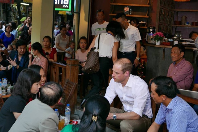 Hoàng tử Anh William uống cà phê, dạo phố cổ Hà Nội - 15
Hoàng tử William cùng mọi người thảo luận về thái độ của xã hội đối với các sản phẩm của động vật hoang dã do buôn bán trái phép và hành động của mỗi người nhằm đạt được những thay đổi trong hành động và nhận thức.