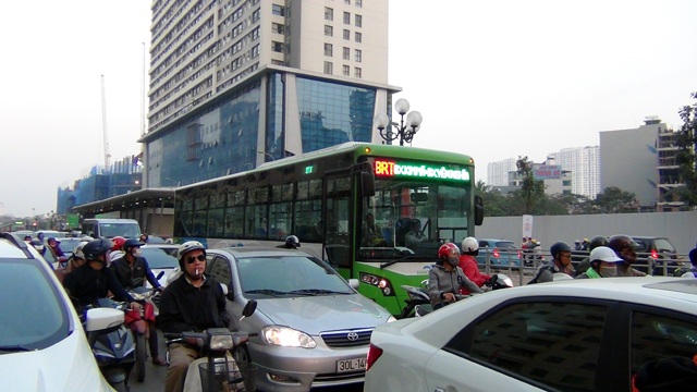 Ô tô, xe máy vô tư "nhảy" sang làn đường của xe buýt nhanh - 8 Xe buýt nhanh BRT bắt đầu vận hành chính thức kể từ ngày 31/12/2016