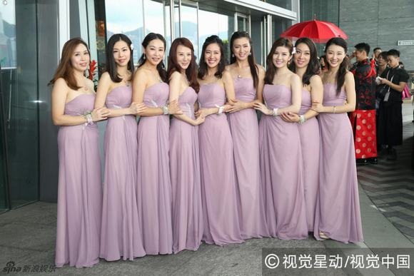 “Ảnh hậu TVB” Dương Di nức nở trong đám cưới với chồng trẻ - 31
Dàn phù dâu diện váy tím tuyệt đẹp gồm những gương mặt quen thuộc như Đường Thi Vịnh, Trương Mỹ Ni, chị gái của Dương Di - Dương Trác Na...