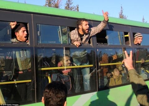 Nửa vạn phiến quân rời Aleppo cùng tuyên bố của Putin - 9 Nửa vạn phiến quân rời Aleppo cùng tuyên bố của Putin - 9