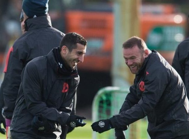 
Mkhitaryan (trái) và Rooney tập luyện chuẩn bị tiếp đón Feyenoord
