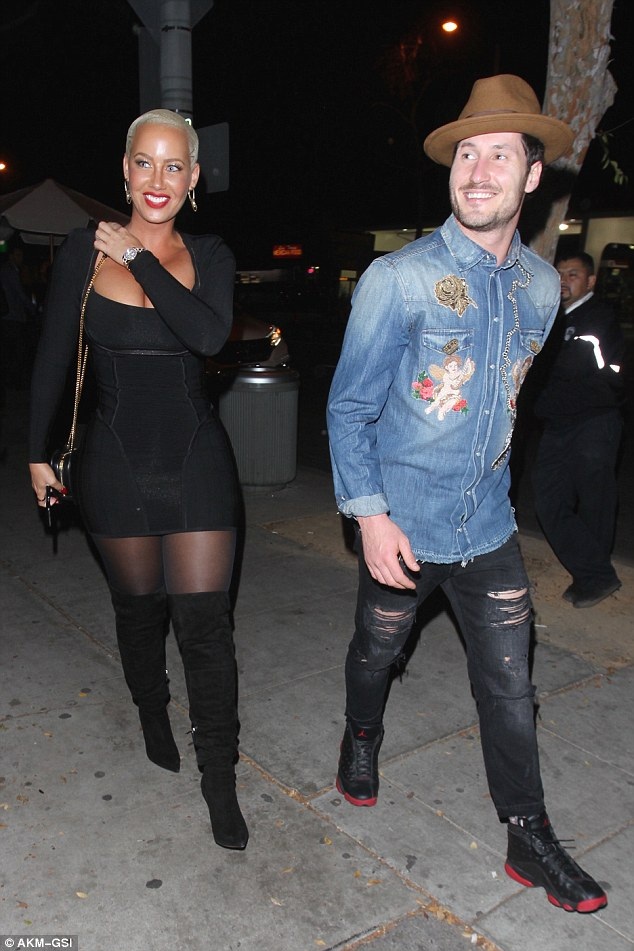 Vũ nữ thoát y bị nghi hẹn hò bạn nhảy - 1
Vũ nữ Amber Rose và vũ công chuyên nghiệp Val Chmerkovskiy bị cánh săn ảnh bắt gặp khi cùng đi ăn tối tại nhà hàng ở Hollywood, California ngày 28/10 vừa qua
