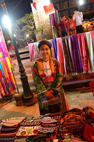 Thị trấn Đồng Văn vào mùa đẹp nhất ở Hà Giang - 12
Một thiếu nữ Mông xinh tươi bán hàng lưu niệm.