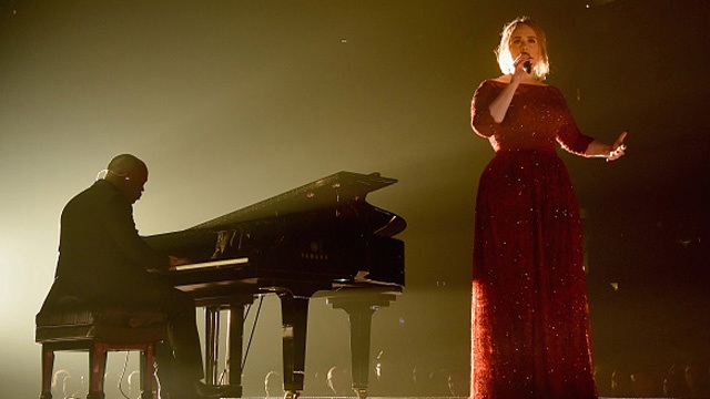 Người đẹp và những món đồ cưng trên sân khấu - 13
Adele thường biểu diễn bên cây đàn piano, đây có thể coi như người bạn giúp họa my nước Anh vơi bớt nỗi sợ biểu diễn tại một sân khấu quá lớn với hàng nghìn khán giả theo dõi.