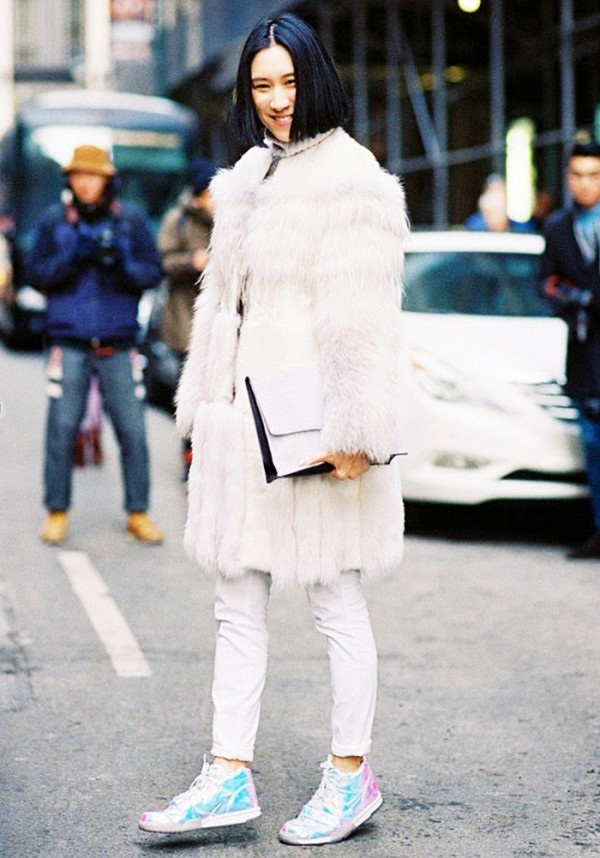 Mặc gì trong mùa đông này? - 7
Nếu bạn là một fashionista, sao không thử kết hợp giữa áo lông và giày thể thao?