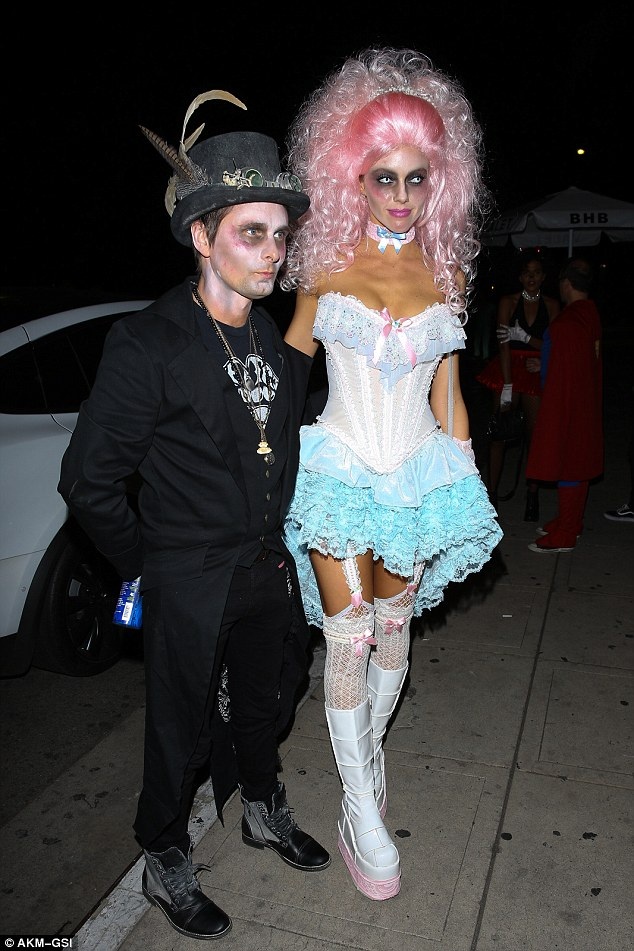 Sao mặc bạo đón Halloween - 3
Không thể nhận ra ca nhạc sỹ Matt Bellamy và bạn gái Elle Evans