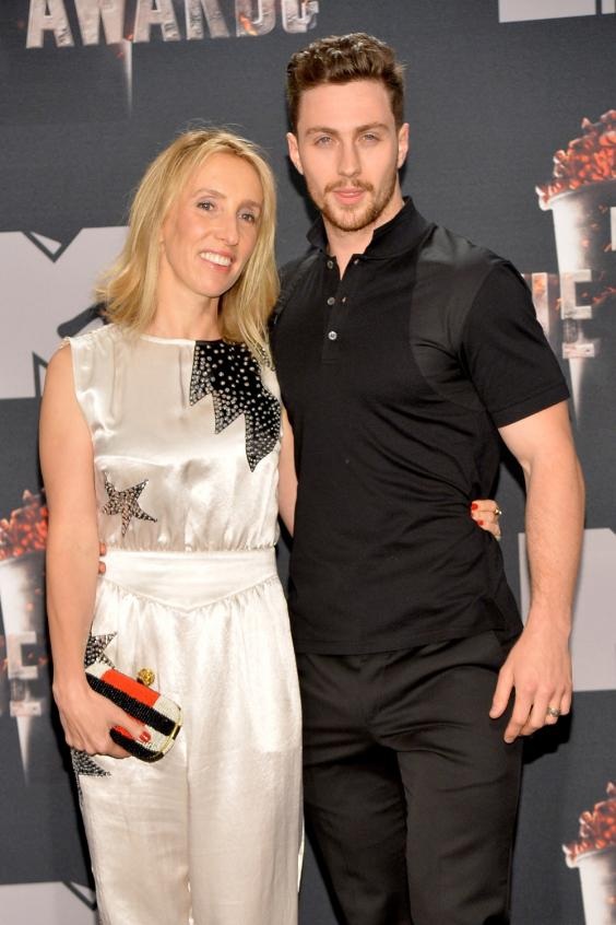 Nam diễn viên 9X hạnh phúc bên vợ 49 tuổi - 4
Aaron Taylor-Johnson luôn hạnh phúc và tự hào mỗi khi nói tới vợ của mình, anh cho biết: Sam là người phụ nữ mạnh mẽ nhất mà tôi biết, cô ấy đã giúp tôi vượt qua những thời khắc đen tối của cuộc đời.