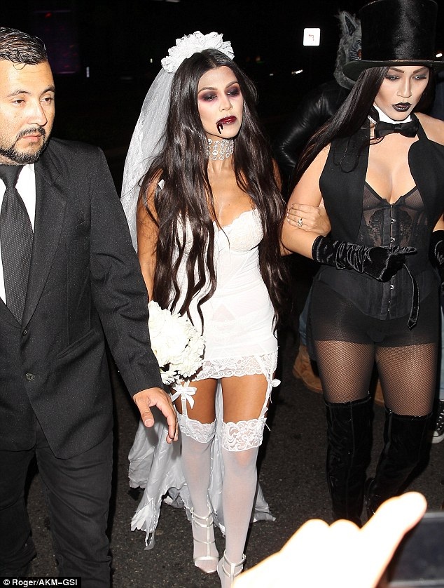 Sao mặc bạo đón Halloween - 5
Kourtney Kardashian - chị cô Kim làm cô dâu xác sống
