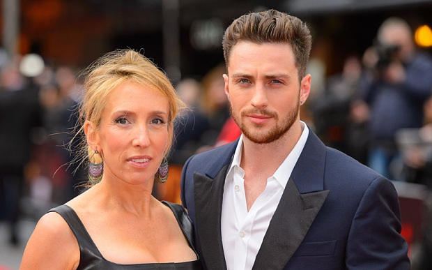 Nam diễn viên 9X hạnh phúc bên vợ 49 tuổi - 5
Vợ sinh liền cho Aaron Taylor-Johnson 2 con gái xinh xắn và anh rất tự hào về điều này. Tôi là người đàn ông duy nhất trong gia đình, tôi đang cố gắng nuôi dạy con mình và các con tôi chắc chắn sẽ học hỏi những điều tốt đẹp nhất từ mẹ chúng.