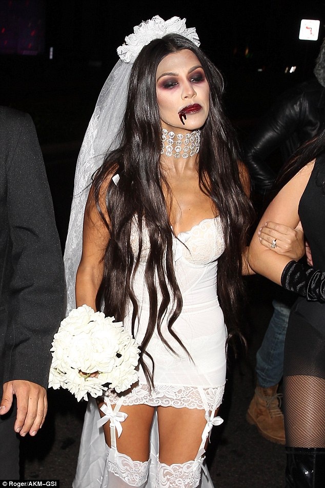 Sao mặc bạo đón Halloween - 6
Bà mẹ ba con tưng bừng dự tiệc tại nhà em gái