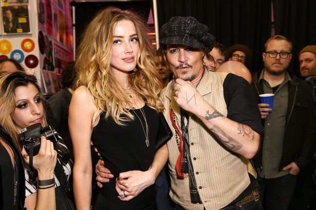 Johnny Depp vẫn chưa chi tiền cho vợ cũ - 1
Johnny Depp và vợ ngày còn hạnh phúc
