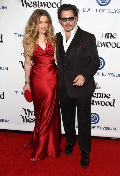 
Amber Heard đệ đơn xin ly dị cướp biển Johnny Depp lên tòa án hồi tháng 5 vừa qua, cô tố chồng cũ bạo hành và ngược đãi cô
