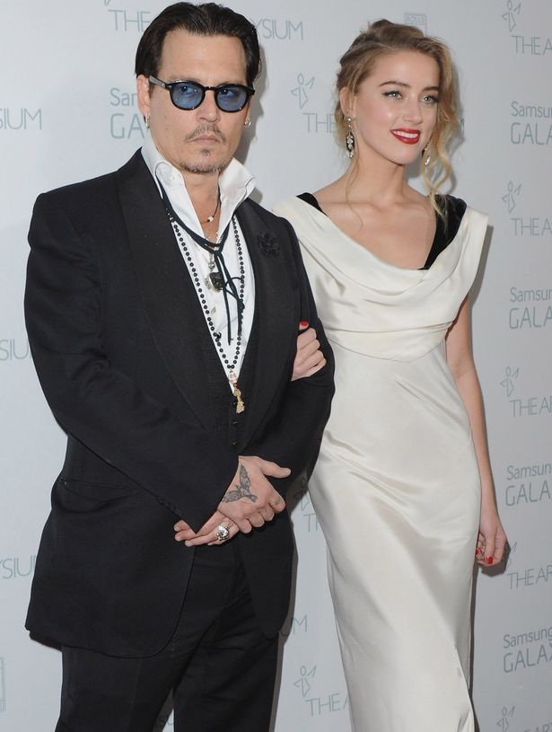 “Sao” và những vụ chia tay gây xôn xao của năm 2016 - 7
Amber Heard và Johnny Depp yêu nhau từ sau khi đóng cùng trong bộ phim The Rum Diary vào năm 2012. Họ kết hôn bí mật nhưng cuộc hôn nhân vô cùng ngắn ngủi, chỉ 15 tháng sau đó, người đẹp lưỡng tính Amber đệ đơn xin ly dị người chồng giàu có lên tòa án. Amber Heard tố cáo chồng thường xuyên bạo hành cô khi hai người còn bên nhau và Johnny Depp đã bị tòa yêu cầu phải bồi thường cho vợ cũ gần 7 triệu đô la. Hiện tại vụ ly dị giữa họ vẫn chưa giải quyết xong
