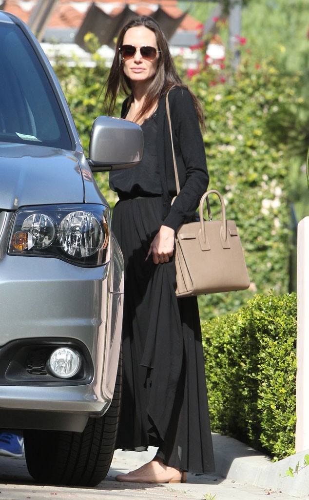 Angelina Jolie gầy gò giữa cuộc chiến giành quyền nuôi con - 1
Hình ảnh mới nhất về Angelina Jolie tại Los Angeles, Mỹ, ngày 8/12 kể từ khi cô đệ đơn ly dị Brad Pitt vào tháng 9/2016.