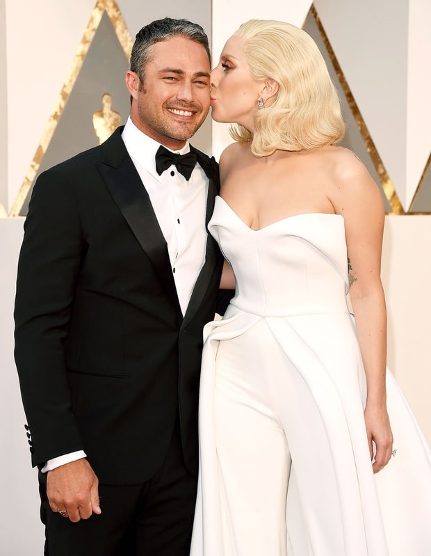 “Sao” và những vụ chia tay gây xôn xao của năm 2016 - 3
Lady Gaga và Taylor Kinney chia tay nhau là một bất ngờ lớn với người hâm mộ vì cặp đôi này vốn gắn bó đã nhiều năm và luôn dành cho nhau những lời có cánh khi trả lời phỏng vấn. Ngôi sao ca nhạc Lady Gaga được cho là đã quá bận rộn, không còn thời gian chăm chút cho chuyện tình cảm của mình. Cặp đôi hủy bỏ hôn ước và giữ quan hệ bạn bè từ sau khi xa nhau vào tháng 7 vừa qua