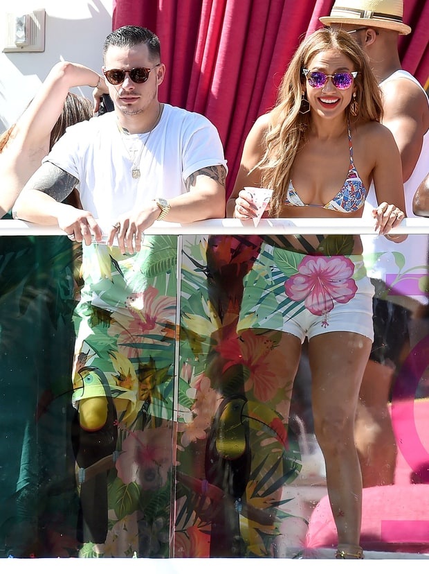 “Sao” và những vụ chia tay gây xôn xao của năm 2016 - 4
Jennifer Lopez và bạn trai kém 17 tuổi Casper Smart hẹn hò được 5 năm và suốt 5 năm qua, tin đồn họ chia tay, tái hợp, đính hôn, kết hôn... đã được đăng báo không biết bao nhiêu lần. Tuy nhiên cặp tình nhân đẹp đã chính thức đường ai nấy đi hồi tháng 8 vừa qua. Cả hai giữ im lặng hoàn toàn về lý do khiến tình cảm đổ vỡ