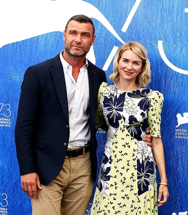 “Sao” và những vụ chia tay gây xôn xao của năm 2016 - 6
Nam diễn viên Liev Schreiber và nữ diễn viên phim King Kong Naomi Watts đã khiến nhiều người tiếc nuối khi tuyên bố chia tay vào tháng 9 vừa rồi sau 11 năm hạnh phúc. Tuy nhiên, bạn bè thân thiết của cặp đôi này cho biết, họ vẫn luôn ở bên nhau bởi gắn kết giữa họ chính là hai cậu con trai, Alexander, 9 tuổi, và Samuel, 7 tuổi.