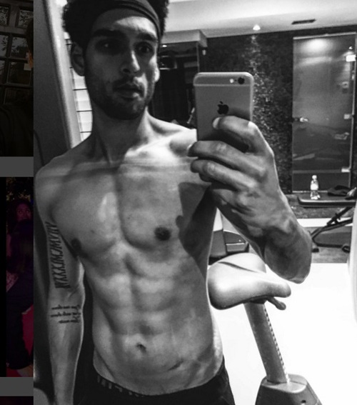 Choáng với quý tử của tỷ phú Ấn Độ luôn có gái đẹp vây quanh - 10
Siddharth Mallya khoe body chuẩn