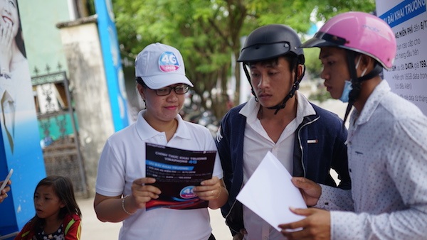 Khách hàng đua nhau đi đổi SIM để trải nghiệm 4G tại Phú Quốc - 2 Nhân viên VinaPhone tận tình tư vấn các gói cước 4G dung lượng lớn, tốc độ cao dành cho khách hàng.