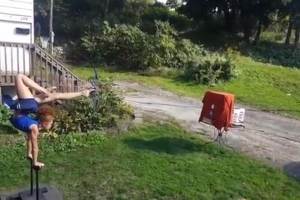 
Bella lộn ngược người và cầm cung bằng chân
