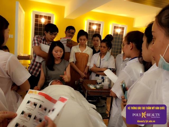 Tư vấn về triển vọng và định hướng theo nghề làm đẹp - 12 Bà Cho, Jeong-nam - Chuyên gia về thẩm mỹ - Chăm sóc da hướng dẫn học viên Hệ thống đào tạo thẩm mỹ Hàn Quốc Poly K-Beauty những kỹ thuật chăm sóc da cơ bản.