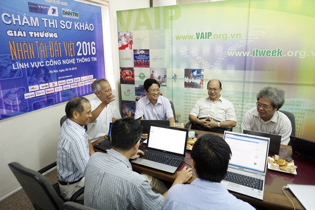 Chung khảo Nhân tài Đất Việt 2016: Hãnh diện với tài năng của người Việt - 15
Hình ảnh các thành viên Hội đồng chấm Sơ khảo Nhân tài Đất Việt 2016 rất căng thẳng khi lựa chọn các sản phẩm ấn tượng nhất.