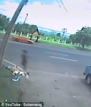 Sốc hình ảnh linh hồn thoát xác sau tai nạn giao thông - 2
Bóng người lơ lửng trên xác trên