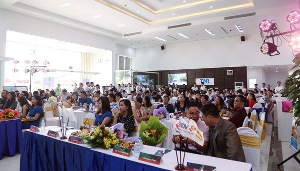 Cùng TNR Holdings Việt Nam và Uyên Linh chào năm mới, đón sinh nhật - 3
Khách hàng tham gia sự kiện của TNR Holdings.