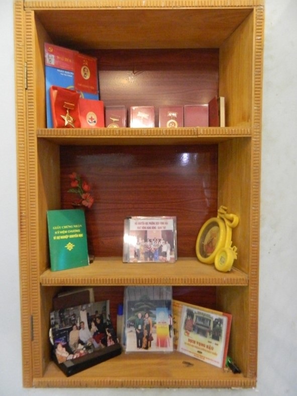 Từ cô bé mồ côi đến nữ Giám đốc đầu tiên của Làng trẻ SOS - 4 Bà nhận được nhiều Huân chương, Huy chương của chính phủ, thành phố.