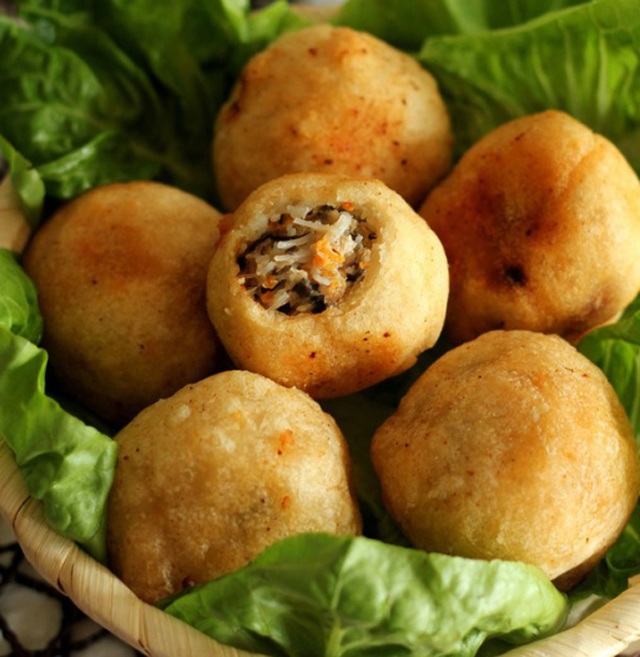 6 món ăn vặt mùa đông dưới 10.000 đồng, không thử "tiếc hùi hụi" - 6
Bánh rán mặn thơm ngậy cuốn hút