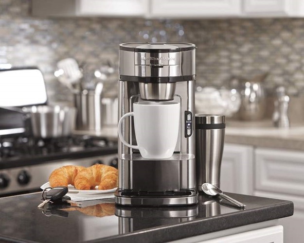 8 vật dụng có hại trong nhà mà bạn thường xuyên quên lau dọn - 1
Máy pha cafe:Nếu cốc cafe vào mỗi buổi sáng của bạn có vị khét hay có vụn cafe lắng dưới đáy cốc thì đó là lúc bạn nên vệ sinh máy pha cafe. Tốt nhất là nên rửa máy một tháng/lần với công thức 50% nước và 50% dấm để làm sạch hiệu quả nhất, sau đó rửa lại nhiều lần bằng nước sạch cho đến khi mùi giấm bay hết.