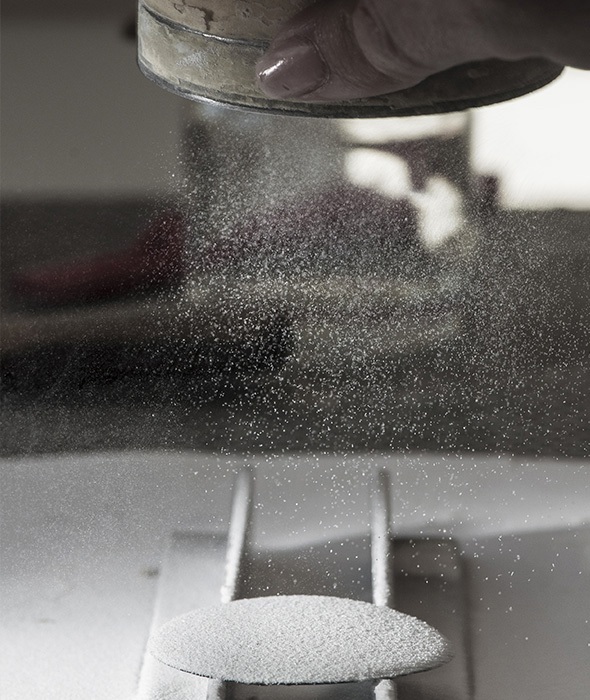 Chế tác đồng hồ nghệ thuật Speake-Marin Velsheda Gothic - 1 Đầu tiên nghệ nhân phủ nhiều lớp bột men lên một tấm đồng để làm mặt số.