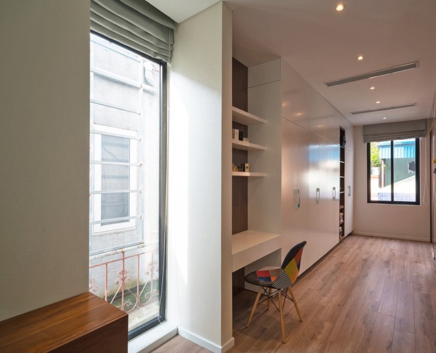 Cải tạo nhà 55m2 tù túng ở Hà Nội thành không gian cao cấp - 10
Phòng ngủ nối với hành lang tạo thành không gian mở.