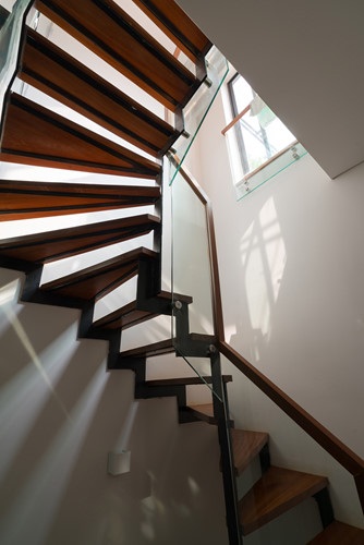 Cải tạo nhà 55m2 tù túng ở Hà Nội thành không gian cao cấp - 13
Thang bộ lớn, nặng nề và không tiện dụng được bố trí khéo léo để thêm vào một thang máy gia đình cỡ nhỏ bằng sắt và kính.