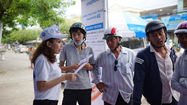 Khách hàng đua nhau đi đổi SIM để trải nghiệm 4G tại Phú Quốc - 1 Hàng nghìn khách hàng tìm đến gian hàng của VinaPhone để đổi sim và sử dụng VinaPhone 4G.