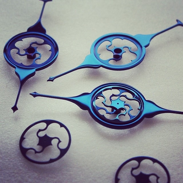 Chế tác đồng hồ nghệ thuật Speake-Marin Velsheda Gothic - 4 Bộ kim đồng hồ thiết kế đặc biệt với màu xanh đặc trưng “heated blued” được tạo ra bởi quá trình đốt nhiệt thủ công (gồm 12 bước khác nhau) đã trở thành DNA nhận diện của thương hiệu Speake-Marin.