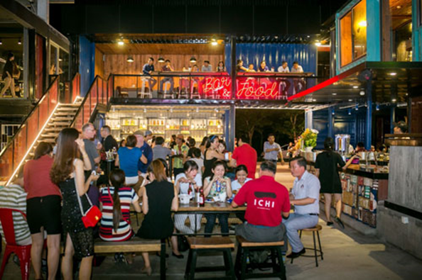 "Đập hộp" nhà hàng container siêu khủng Holy Pig xuất hiện tại Tổ hợp Cocobay Đà Nẵng - 7
Quầy bar bắt mắt với bảng đèn Neon